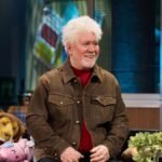 Pedro Almodóvar expone la conexión que mantiene con su hermano Agustín: “Miro y digo a ver dónde está la luz o te indico algo, es de formación profesional”