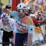 El tren del equipo de Iniesta se exhibe en el triunfo de su sprinter Vernon