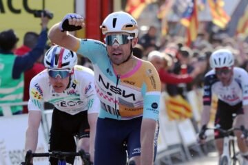 El tren del equipo de Iniesta se exhibe en el triunfo de su sprinter Vernon