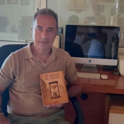 SERGIO ROMANO DE ANTONIO EXPLORA LA EMPATÍA Y LOS VALORES HUMANOS EN SU DEBUT LITERARIO ‘EL RELOJ DE ARENA’