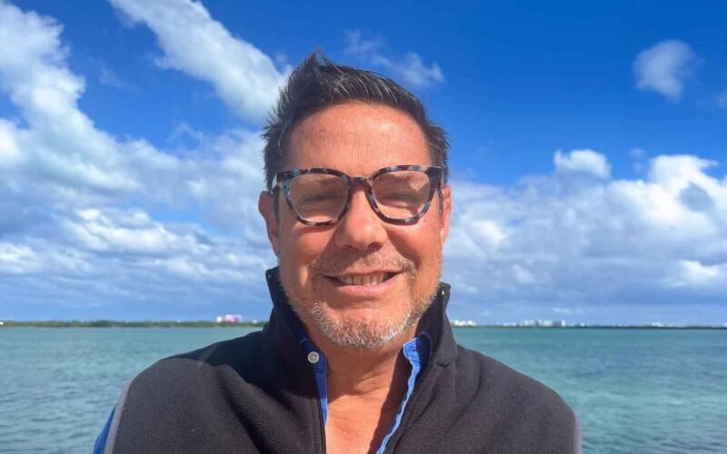 Diego Covarrubias presenta “40 episodios en la vida de un tal Lucas”, una novela donde el humor y el absurdo transforman la realidad cotidiana