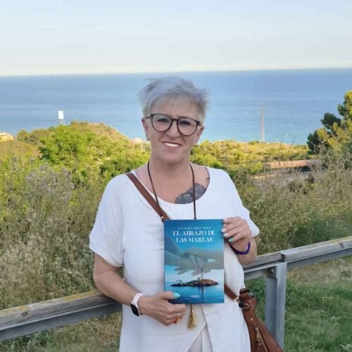 Ana María Ocha Pérez estremece y cautiva al público con su nueva joya literaria ‘El Abrazo de las Mareas’