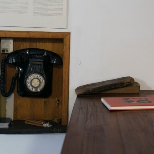 La última botería de Madrid se reinventa como oasis de creatividad compartida: “Hago feliz a la gente sin producir nada, con algo que simplemente pasa”