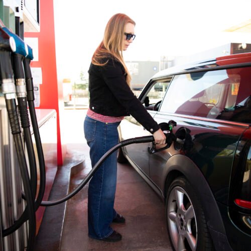 De 20 euros a 1,15 de ahorro: el precio del diésel sigue subiendo en España y diluye ya la rebaja del Gobierno