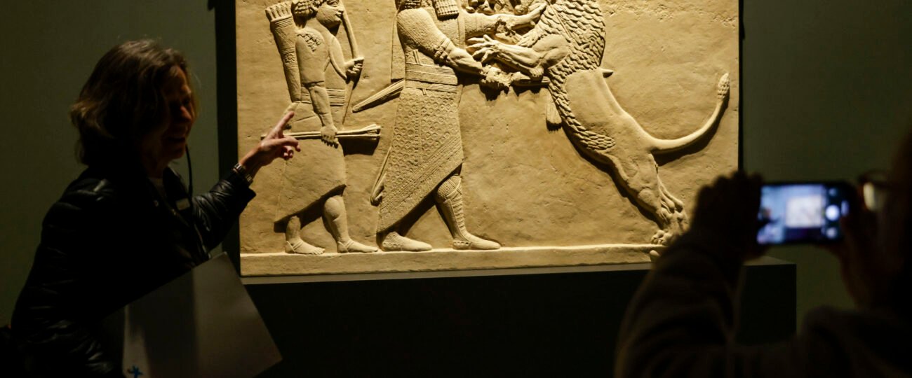 Violento tirano, ávido cazador de leones y gran adalid del conocimiento universal: Asurbanipal, Rey de Asiria, revive en CaixaForum