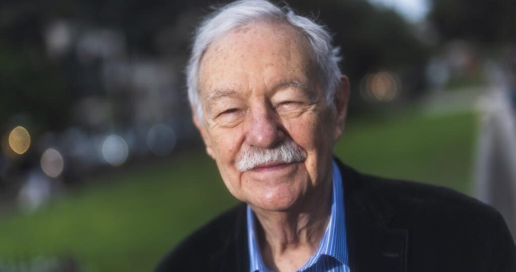 Eduardo Mendoza: «Cada uno nace con una tara genética y la de España es la corrupción. ¿Quién va a leer mi libro si cuando pones las noticias te encuentras con lo más absurdo y lo más divertido?»