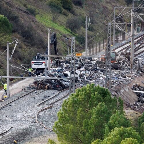 Trabajo echa balones fuera ante la denuncia de los maquinistas de trenes auscultadores que llevan dos años sin trabajar: «Es confidencial»