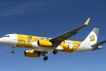 Condenan a Vueling a indemnizar a un pasajero por romper su tabla de surf durante un vuelo