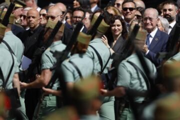 Vox denigra al equipo de Feijóo mientras negocia con los líderes regionales del PP