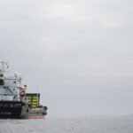 Un buque comercial francés afirma que fue disparado en el estrecho de Ormuz