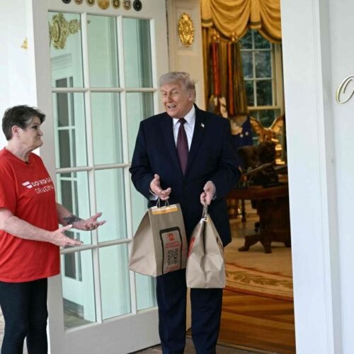 Trump recibe un pedido de McDonald’s en la Casa Blanca y pregunta a la repartidora sobre deportistas trans