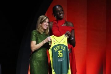 Las zapatillas que han guiado el camino de Awa Fam: “Nunca ha perdido de vista sus orígenes”