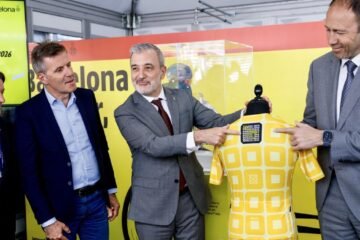 Barcelona presenta el maillot del Grand Départ del Tour: un homenaje al Eixample y a Cerdà