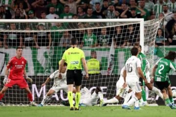 Bellerín alegra al Barça con un gol en el descuento ante un Madrid sin pasión