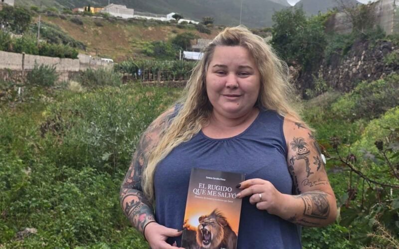 Carmen Sarabia Pérez transforma el dolor en fuerza con una obra que une la vida humana y la naturaleza salvaje