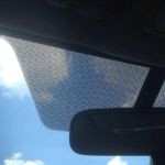 Los puntos negros de la luna del coche tienen una función que es desconocida para muchos conductores