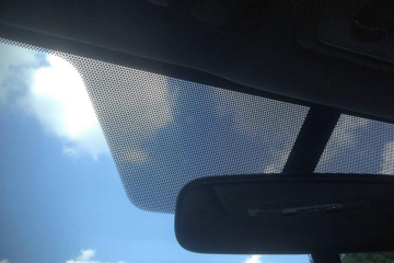 Los puntos negros de la luna del coche tienen una función que es desconocida para muchos conductores