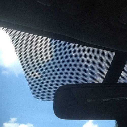 Los puntos negros de la luna del coche tienen una función que es desconocida para muchos conductores