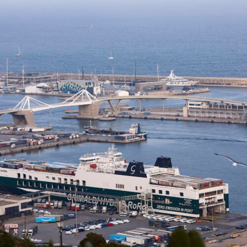 Más de la mitad de las exportaciones españolas siguen en manos de sólo 500 empresas pese a la menor concentración