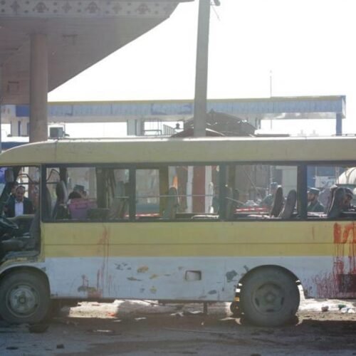 Al menos 20 muertos y 33 heridos al volcar un camión con pasajeros