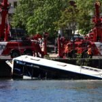 Aparatoso rescate cerca de París tras caer un autobús al río Sena