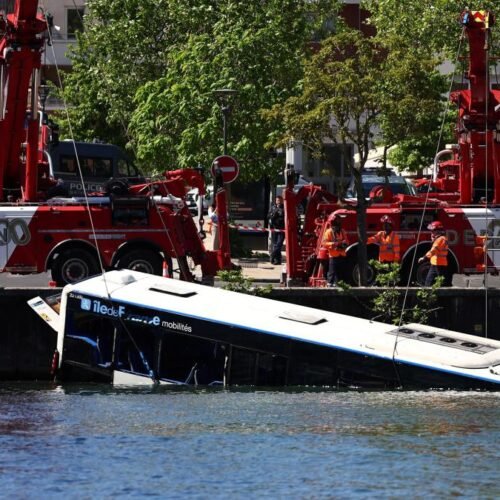 Aparatoso rescate cerca de París tras caer un autobús al río Sena