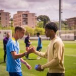 Lamine Yamal visita a sus compañeros y Gavi señala la ambición del Barça: “Llegar a los 100 puntos sería algo histórico”