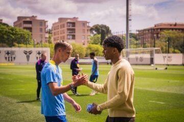 Lamine Yamal visita a sus compañeros y Gavi señala la ambición del Barça: “Llegar a los 100 puntos sería algo histórico”