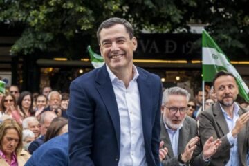 Fin de campaña: seguro de su victoria, Juanma Moreno sonríe y Montero aprieta los puños