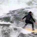 Así es como surfistas acuden al arroyo Eisbach para coger olas