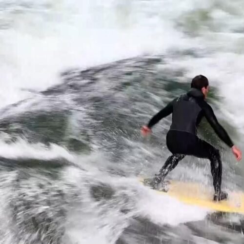 Así es como surfistas acuden al arroyo Eisbach para coger olas