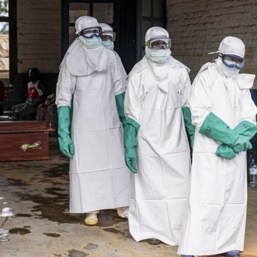Grupos de jóvenes irrumpen en un hospital del Congo para enfermos de ébola y exigen los cuerpos de sus familiares