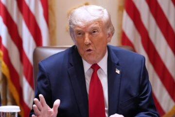 Trump se mantiene en “excelente” forma física pese a una “hinchazón en las piernas” y hematomas “benignos” en las manos