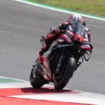 Bezzecchi asusta con una ‘pole’ de vértigo y Marc Márquez saldrá cuarto