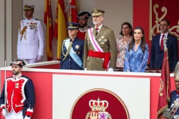 Se cae la bandera de España durante su izado en el desfile del Día de las Fuerzas Armadas