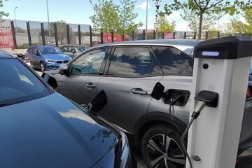 Las ventas de coches enchufables se disparan más de un 42%