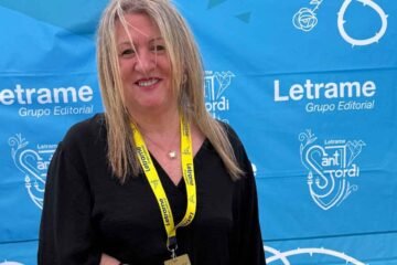 Sant Jordi celebra la amistad y la aventura: Juliet López conquista a los lectores con “Maletas, copas y promesas”