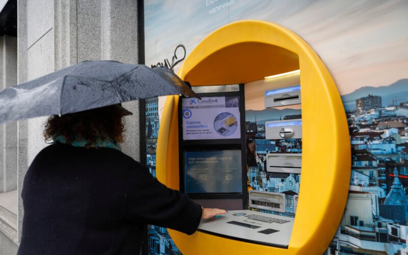 Hipotecas más caras y depósitos igual de rácanos: la banca toma posiciones ante la subida de tipos de BCE