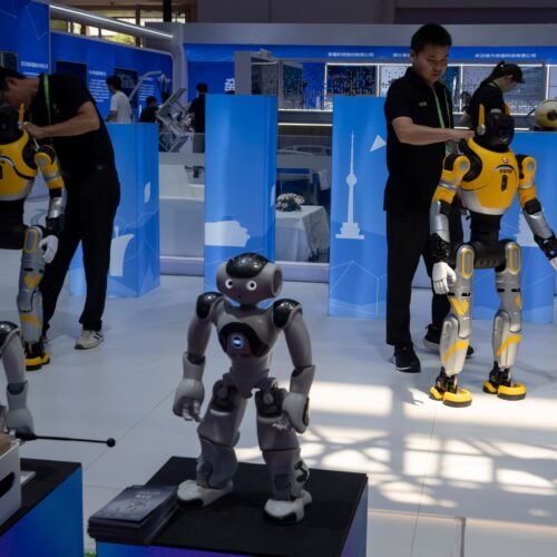 China enseña a trabajar a los robots mientras crece el miedo a la gran sustitución laboral