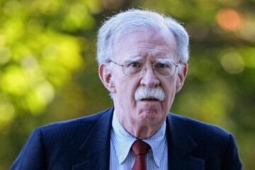 John Bolton, exconsejero de Trump, acepta su culpa por el mal uso de documentos secretos