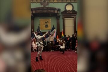 Primer ‘Baile del Orgullo’ en la sala del Ayuntamiento de Nueva york