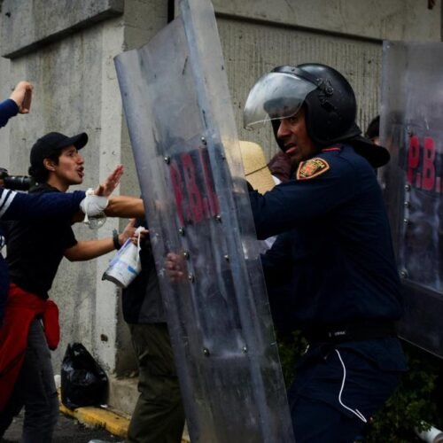 Manifestantes y policía se enfrentan a las puertas del Estadio Azteca