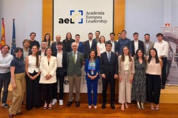 La ministra Robles clausura el último curso de la Academia Europea Leadership