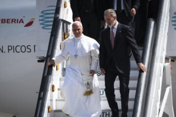 El Papa despega en el Falcon del Rey y se dirige a Roma tras un agitado fin de viaje