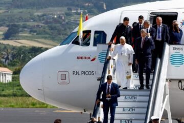 El motor del avión del Papa León XIV no entiende de pasaportes diplomáticos