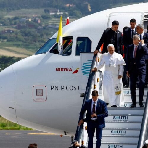 El motor del avión del Papa León XIV no entiende de pasaportes diplomáticos