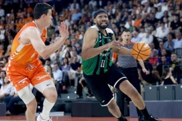 Un sublime Valencia exprime al Asisa Joventut y le deja contra las cuerdas