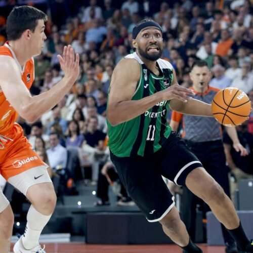 Un sublime Valencia exprime al Asisa Joventut y le deja contra las cuerdas
