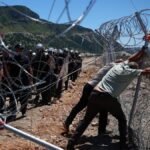 Cientos de manifestantes en Albania derriban las vallas del complejo turístico vinculado al yerno de Trump