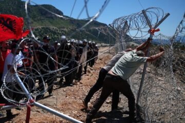 Cientos de manifestantes en Albania derriban las vallas del complejo turístico vinculado al yerno de Trump